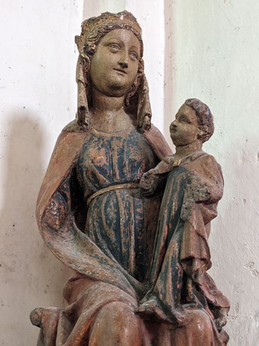 statue : Vierge à l'Enfant assise, vue partielle