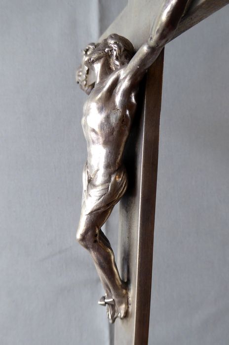 Croix d’autel. Face, Christ de 3/4.
