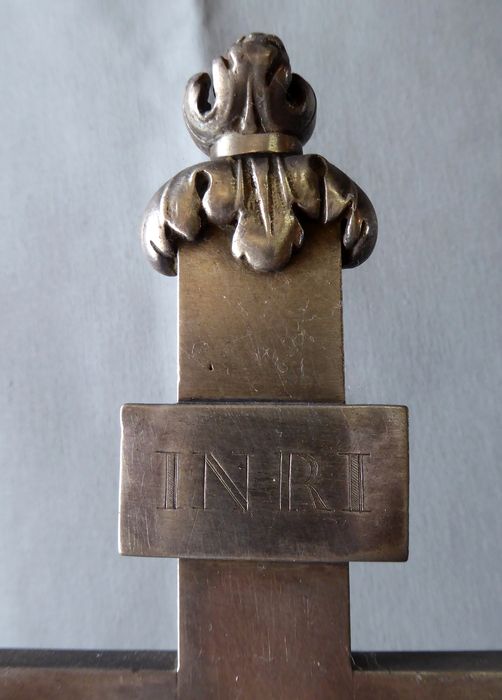 Croix d’autel. Face, Titulus INRI au sommet de la croix.