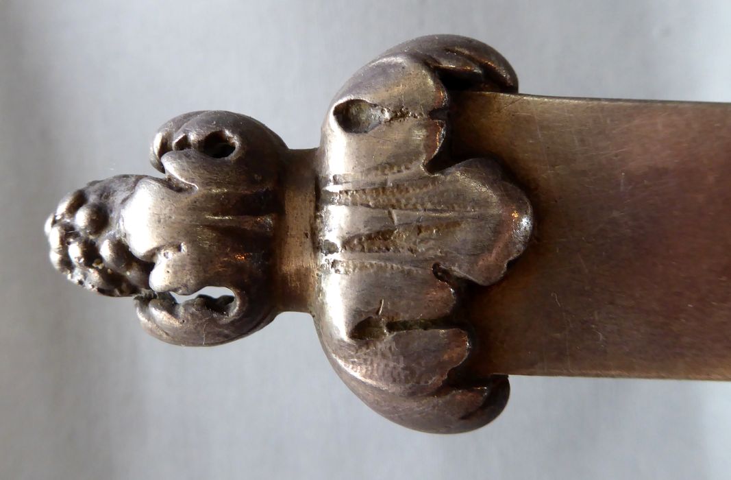 Croix d’autel. Face, extrémité de la traverse de la croix.