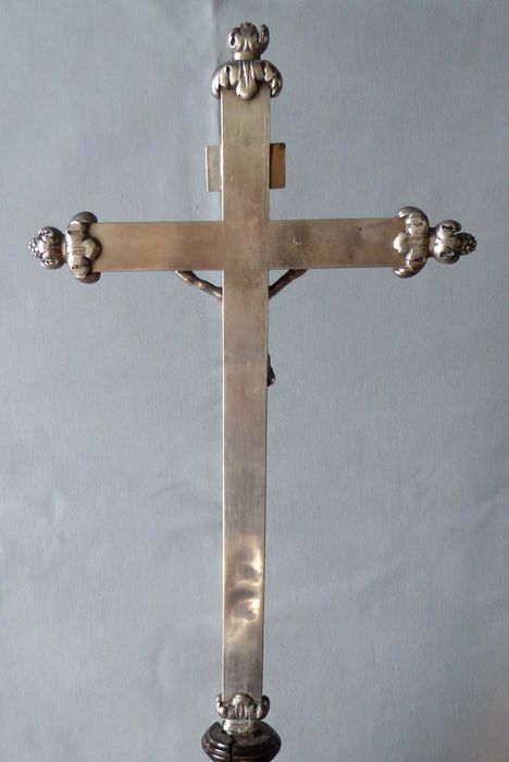 Croix d’autel. Revers de la croix.