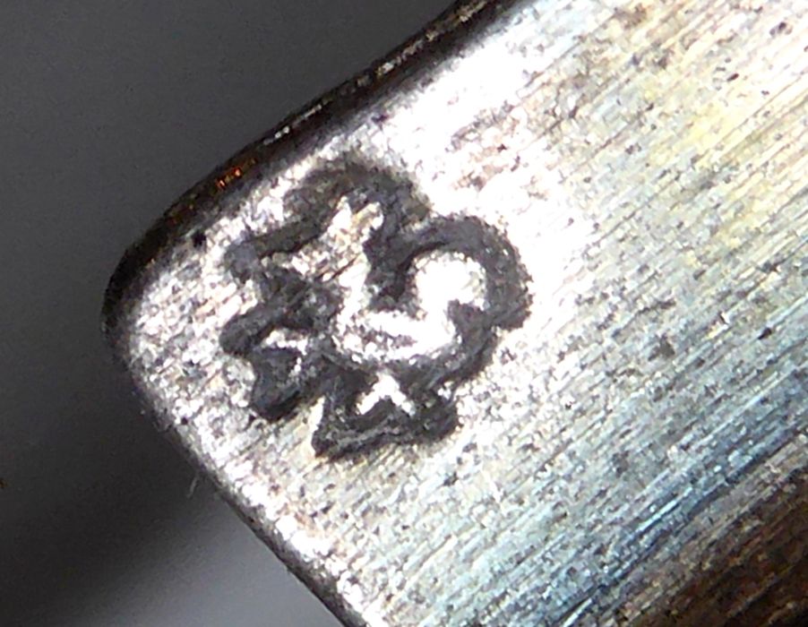 Croix d’autel. Revers, poinçon de contremarque (?) : coq avec des pattes, situé au revers de la plaque portant le Titulus.