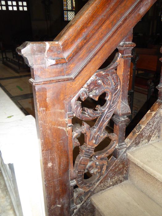 Chaire à prêcher : Détail de l'escalier, animal fantastique sculpté entre deux balustres sur le garde-corps