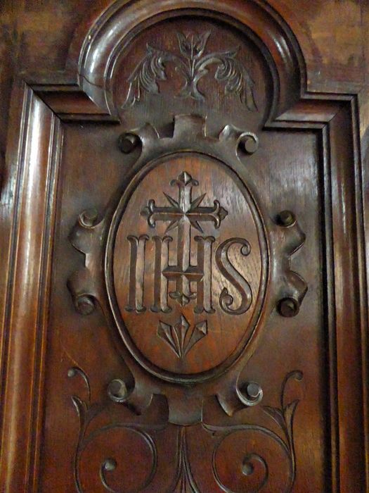 Chaire à prêcher : Détail du dorsal, monogramme IHS surmonté d’une croix et trois clous gravés