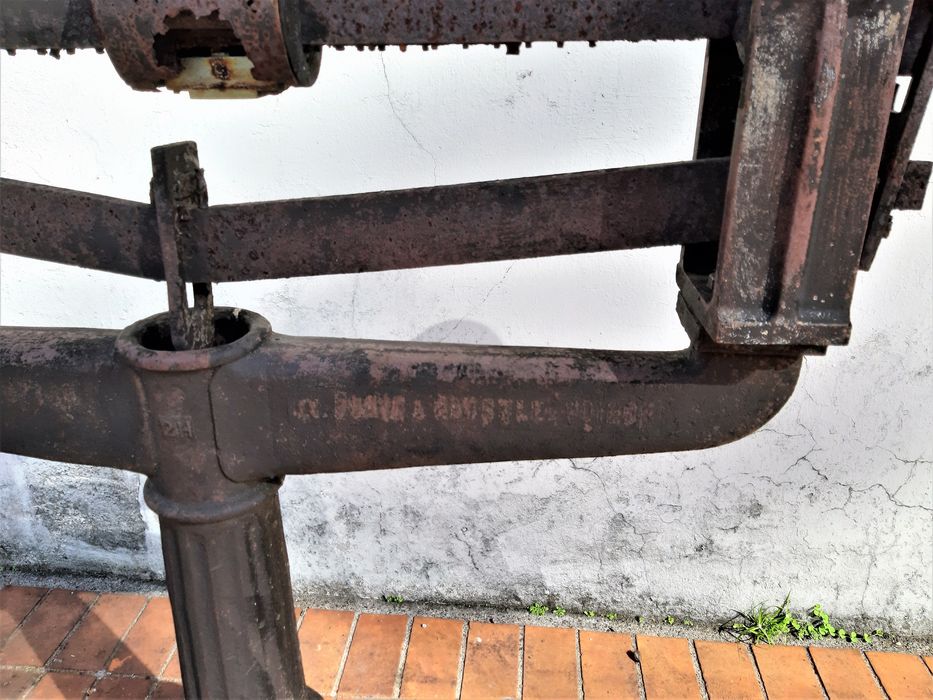 Machine à peser, Inscription à droite en partie effacée : DES PONTS A BASCULE – VOIRON.