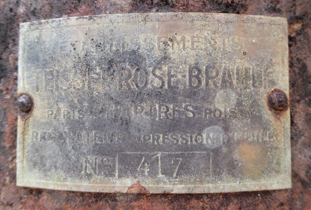 Turbine hydraulique. Régulateur de pression, plaque signalétique : « Établissements / Teisset Rose-Brault / Paris Chartres Poissy / régulateur de pression d’huile / N° 417 ».