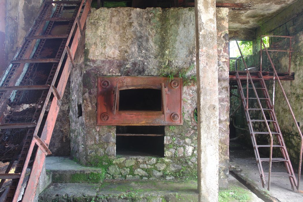 Machine à pomper dite pompe à vapeur Burton n°10696. Élévateur de bagasse à gauche de la chaudière 1 et passerelle à droite.