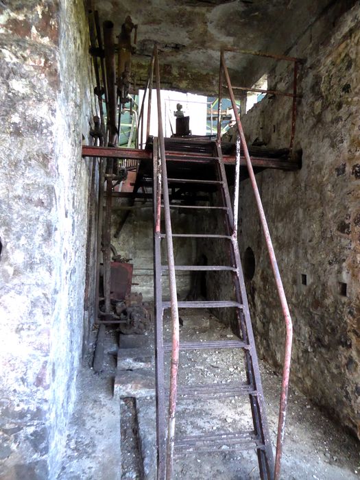 Machine à pomper dite pompe à vapeur Burton n°10696. Passerelle et son échelle d’accès entre les deux chaudières.