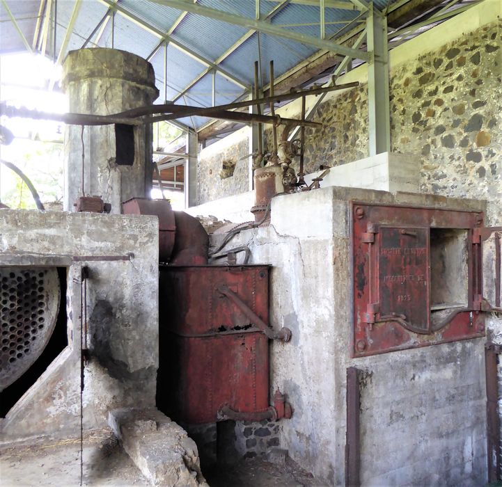 Machine à pomper dite pompe à vapeur Burton n°10696. Bâche alimentaire, ventilateur et cheminée entre les deux chaudières.