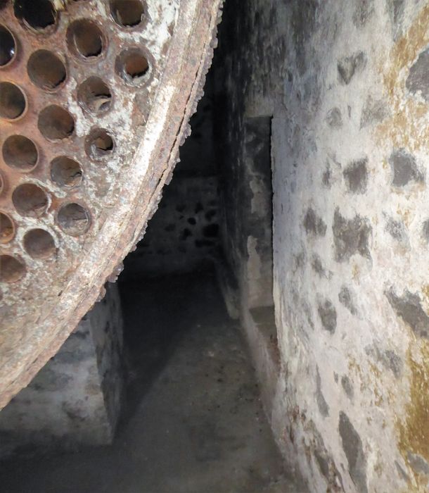 Ensemble de deux chaudières à vapeur. Chaudière 2. Vue intérieure. La petite porte à droite sert à l’entretien.