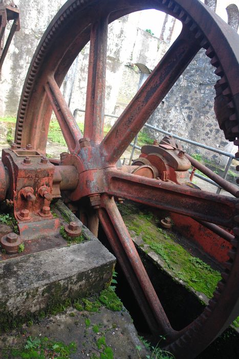 Machine à vapeur à piston. Volant d'inertie depuis l'ouest.