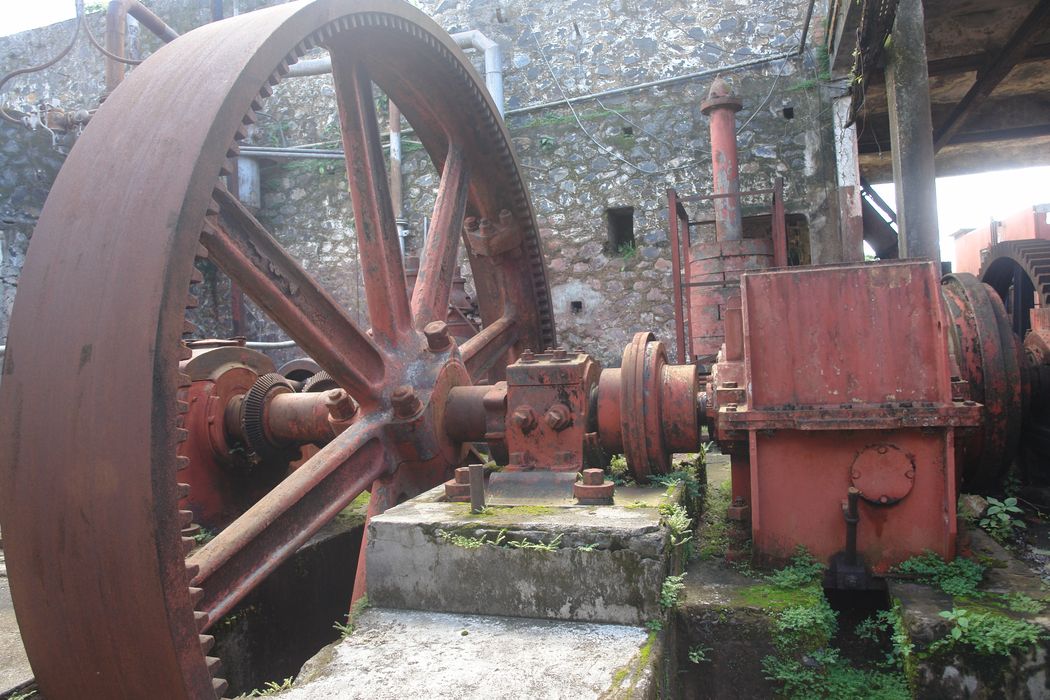 Machine à vapeur à piston. Volant d'inertie et réducteur de vitesse à droite.