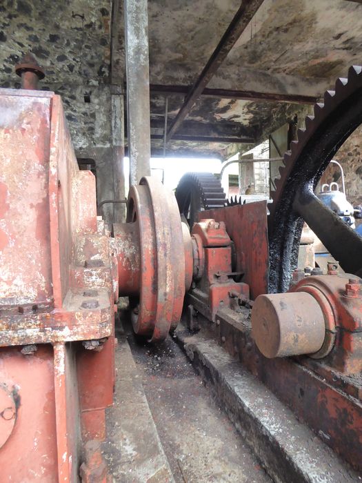 Machine à vapeur à piston. Réducteur de vitesse (à gauche) et train d’engrenage (à droite).