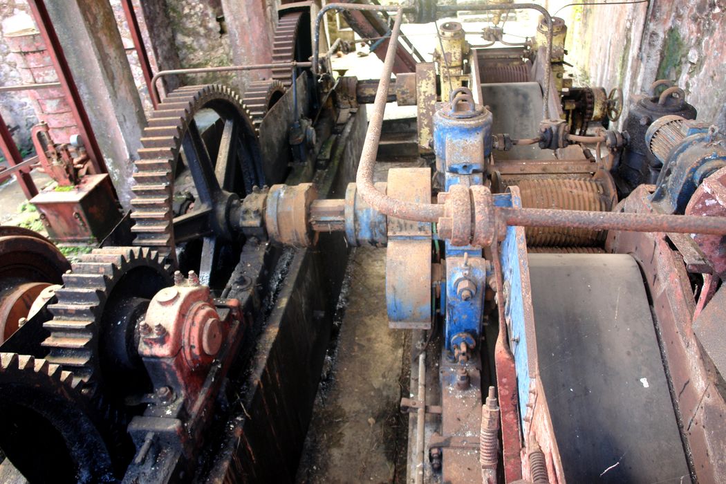 Machine à vapeur à piston. Train d'engrenage (à gauche), accouplements (au centre) et moulins (à droite).