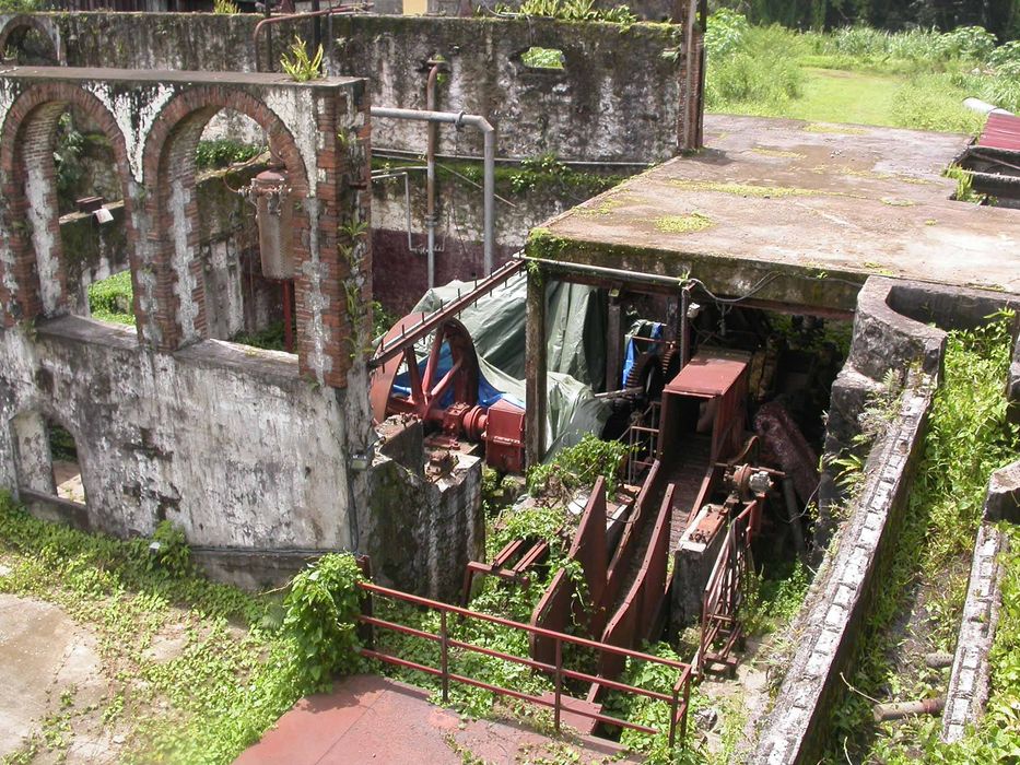 Ensemble de trois moulins à défibrer et à broyer. Distillerie en 2008. Ensemble du canal (à droite) et des moulins.