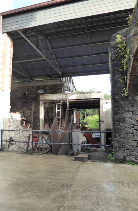 Ensemble de trois moulins à défibrer et à broyer. Emplacement du pont roulant qui permettait l’alimentation en cannes du moulin.