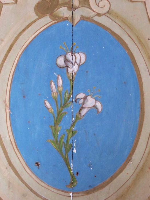 Panneau peint à droite de l’autel de Saint-Joseph, fleur de lys dans le médaillon central. 