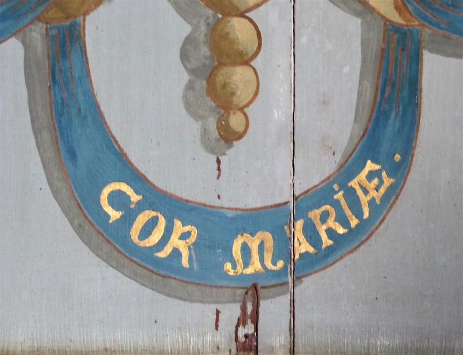 Panneau peint à droite de l’autel de la Vierge, inscription : COR MARIAE. (Cœur de Marie).