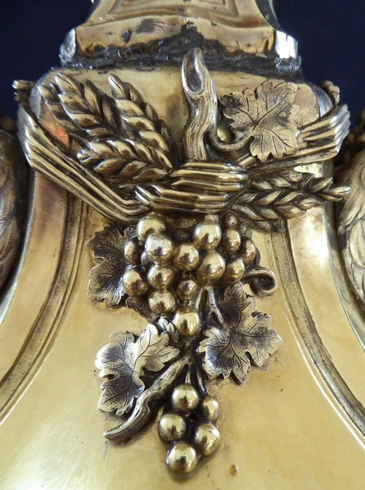 Ostensoir-soleil : symboles eucharistiques (épis de blé et chute de grappes de raisins) au sommet de la base.