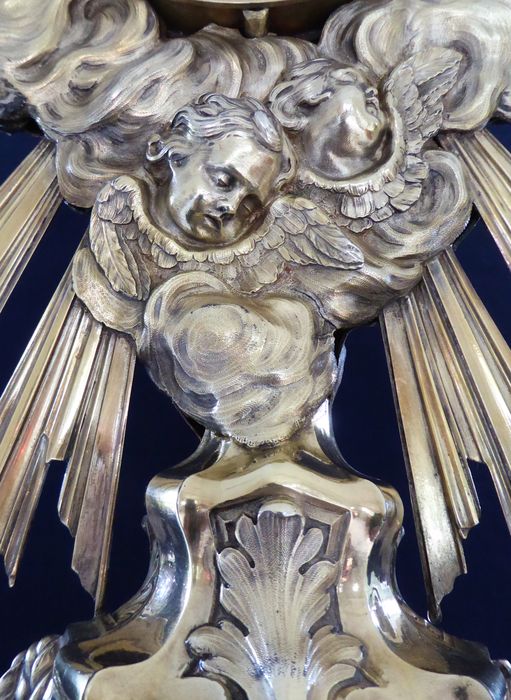 Ostensoir-soleil, gloire : chérubins dans la nuée.
