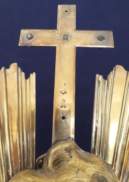 Ostensoir-soleil, croix au sommet.