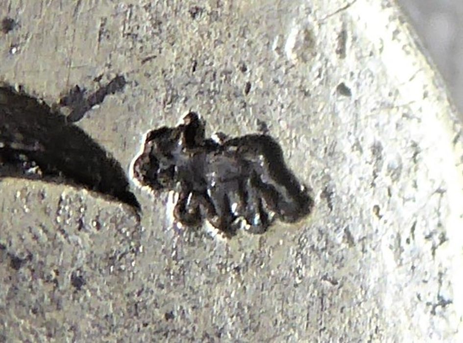 Ostensoir-soleil, languette de préhension de la lunule : poinçon de décharge des ouvrages d’or et menus ouvrages d’argent passant à l’étranger représentant une petite vache.