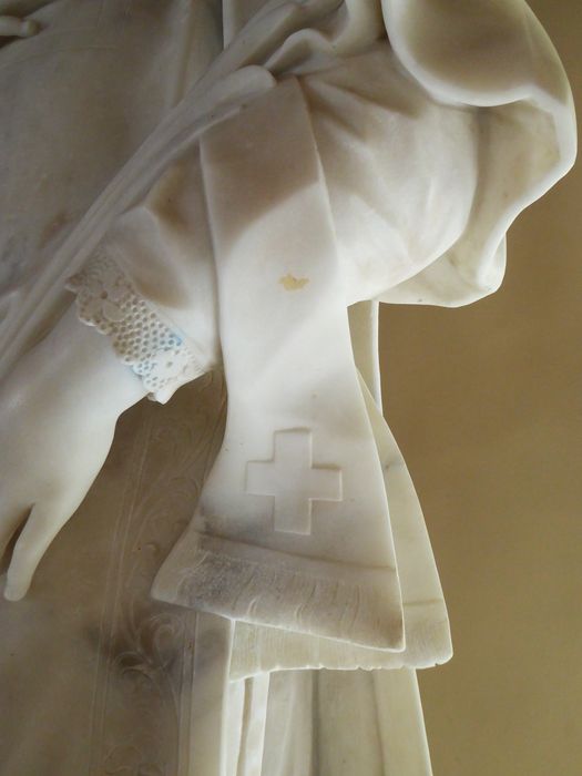 Statue de Saint Étienne : détail du manipule porté sur le bras gauche. - © Ministère de la Culture (France), Conservation des antiquités et des objets d’art de Martinique – Tous droits réservés