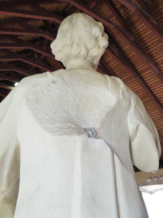 Statue de Saint Étienne, vue de la partie haute du dos.