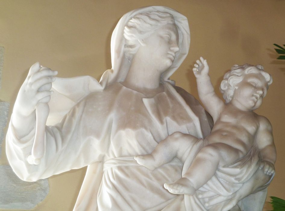 Statue de la Vierge à l’Enfant, détail.