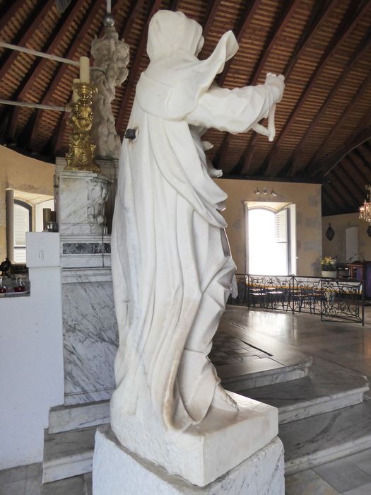 Statue de la Vierge à l’Enfant, revers de trois-quarts droit.