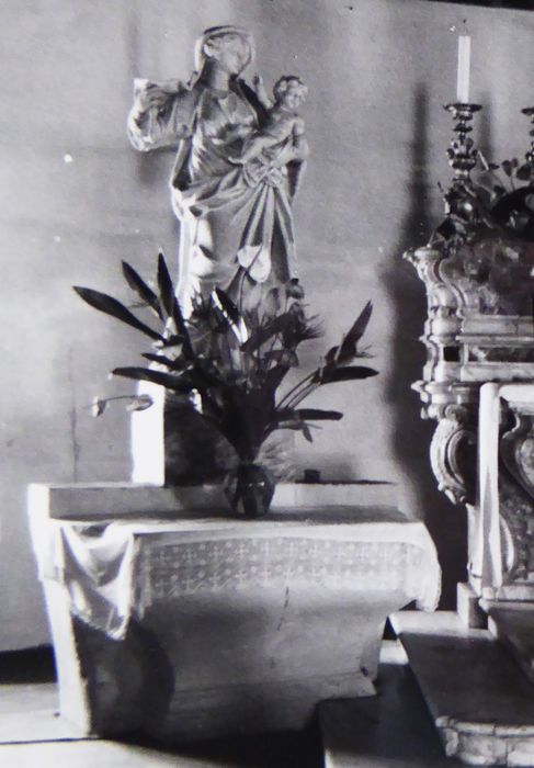 Statue de la Vierge à l’Enfant posée sur un autel, photographie ancienne vers 1982.