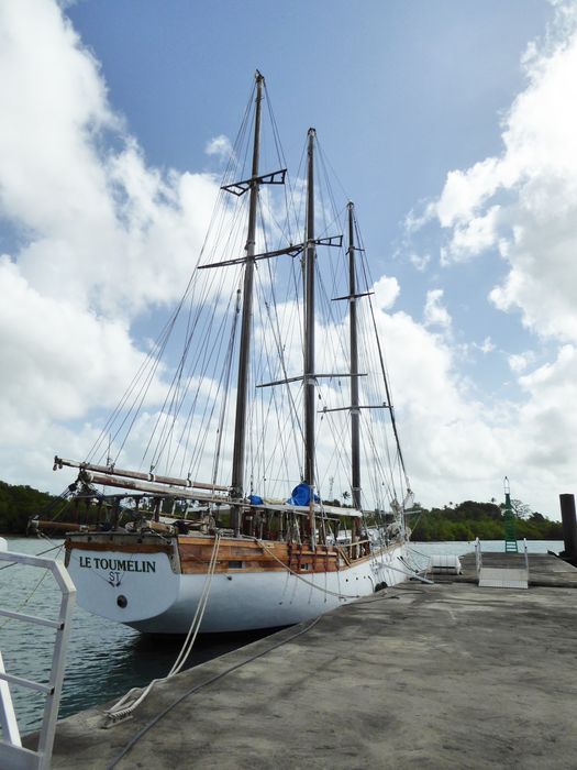 Bateau Le Toumelin à quai, tribord arrière.