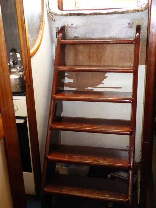 Bateau Le Toumelin. Entrée principale, escalier conduisant au carré, la cuisine et l’espace navigation.