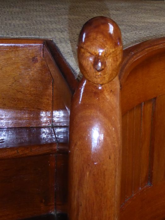 Bateau Le Toumelin. Carré, partie gauche, détail du décor sculpté.