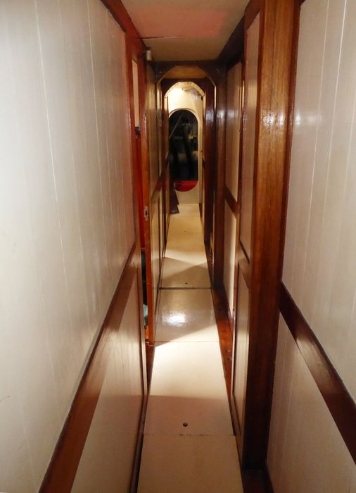 Bateau Le Toumelin. Couloir distribuant les cabines.