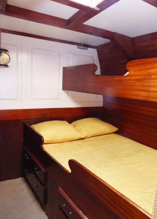 Bateau Le Toumelin. Cabine, trois couchettes.