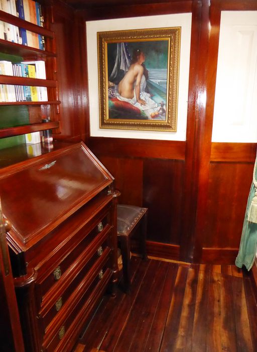 Bateau Le Toumelin. Cabine, commode – secrétaire en pente.
