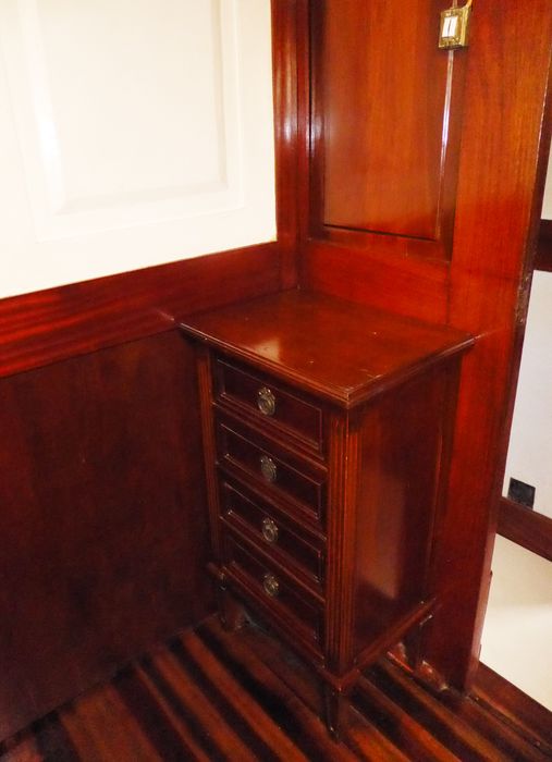 Bateau Le Toumelin. Cabine, commode à quatre tiroirs.
