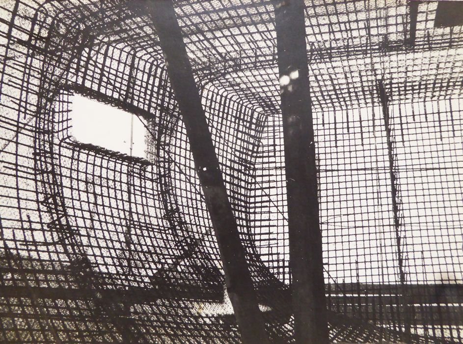 Bateau Le Toumelin. Intérieur de la coque. Le mannequin bois a disparu, subsiste la structure de la coque : 4 couches de grillage, les fers verticaux et longitudinaux, les renforts intérieurs (membrures et varangues).