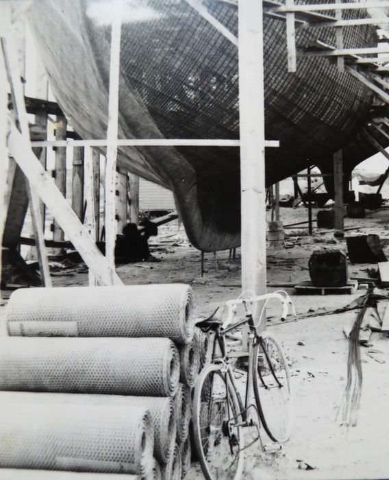 Bateau Le Toumelin. Pose des grillages, des membrures et des varangues.