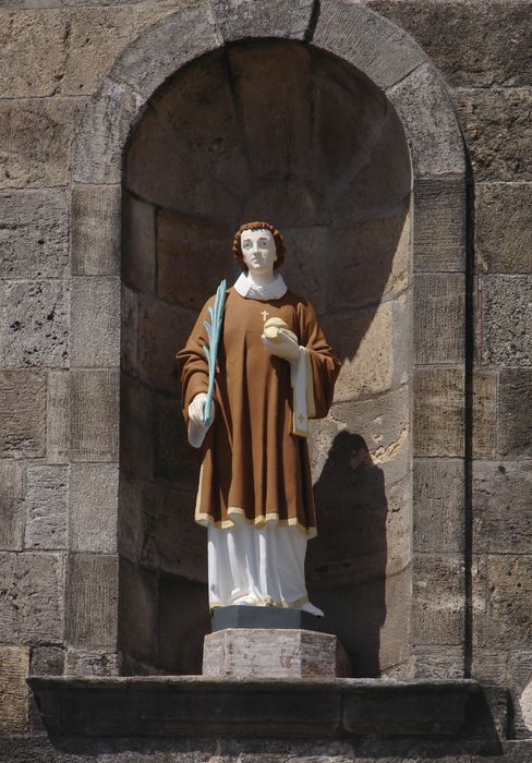 Église. Élévation antérieure : niche au centre du pignon.