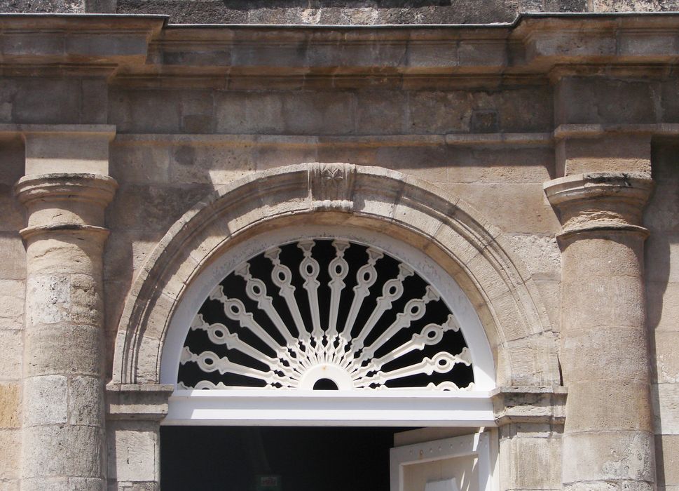 Église. Élévation antérieure : tympan ajouré de la porte principale.