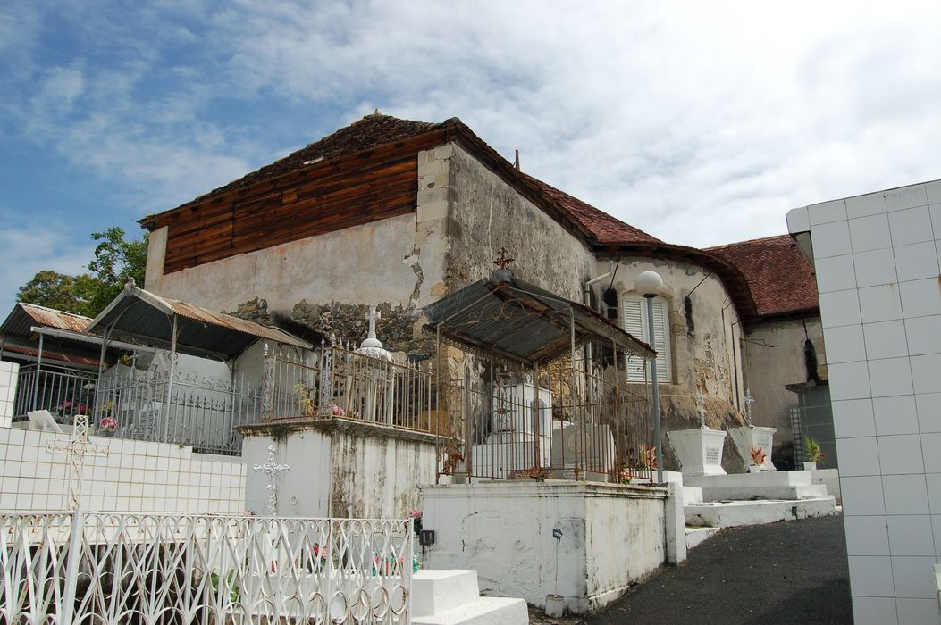 Église. Vue d’ensemble de la sacristie et du chevet depuis le cimetière au nord.