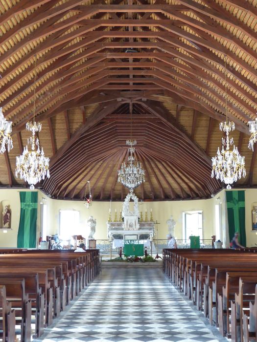 Église. Vue d’ensemble de la nef depuis l’entrée de l’église.