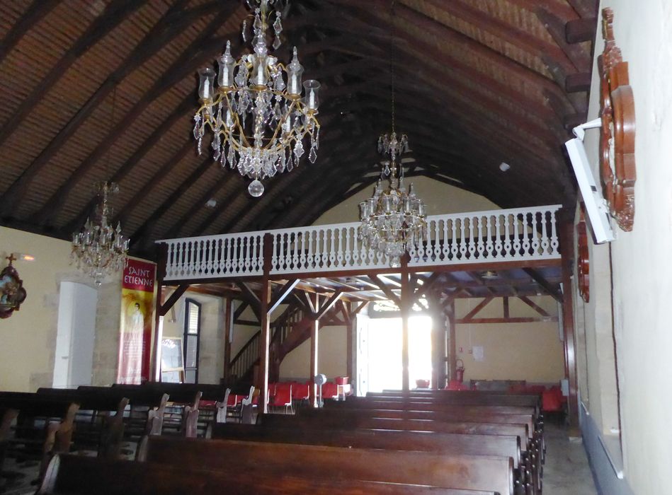 Église. Vue d’ensemble de la nef et de la tribune depuis la croisée du transept.