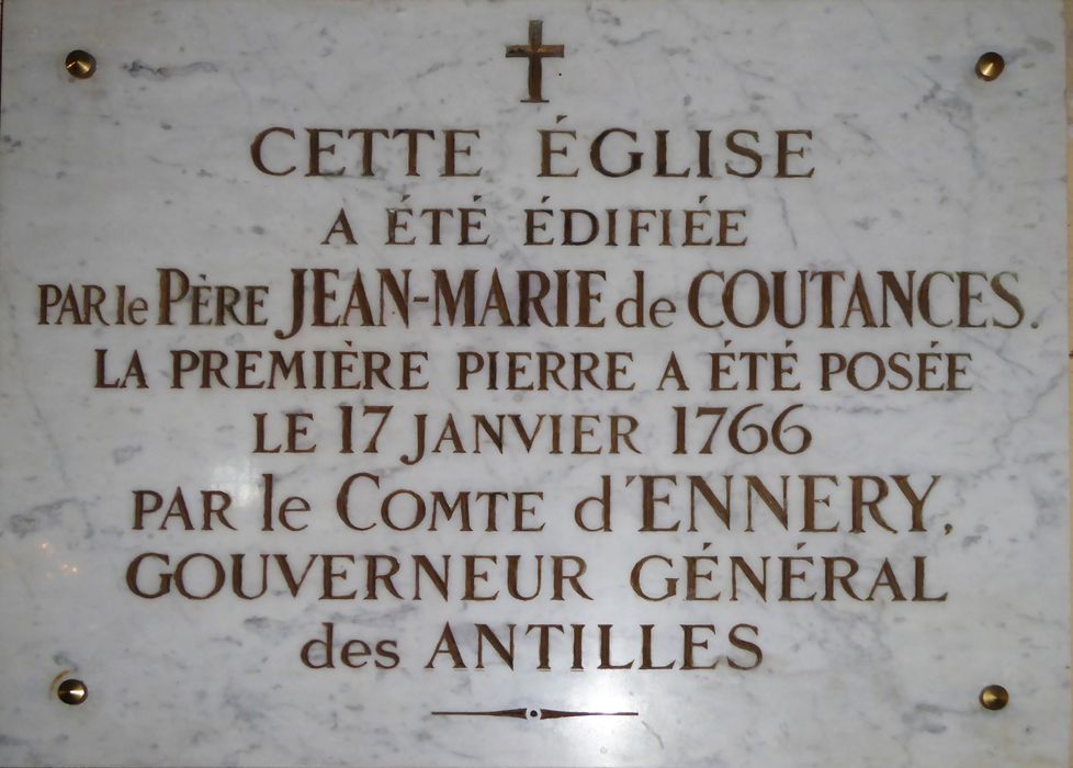 Église. Plaque commémorant la pose de la première le 17 janvier 1766 et la construction de l’église par le père Jean-Marie de Coutances.