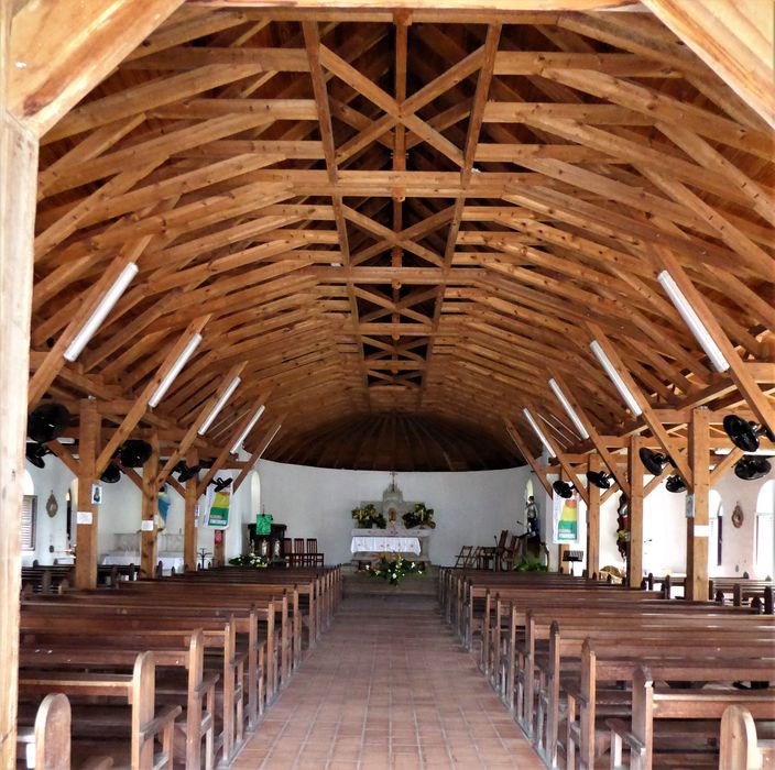 Intérieur Ensemble de la nef depuis l’entrée