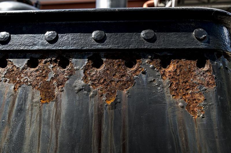 locomotive à vapeur : locomotive-tender Schneider, à voie métrique, 030 T 8, détail de la corrosion