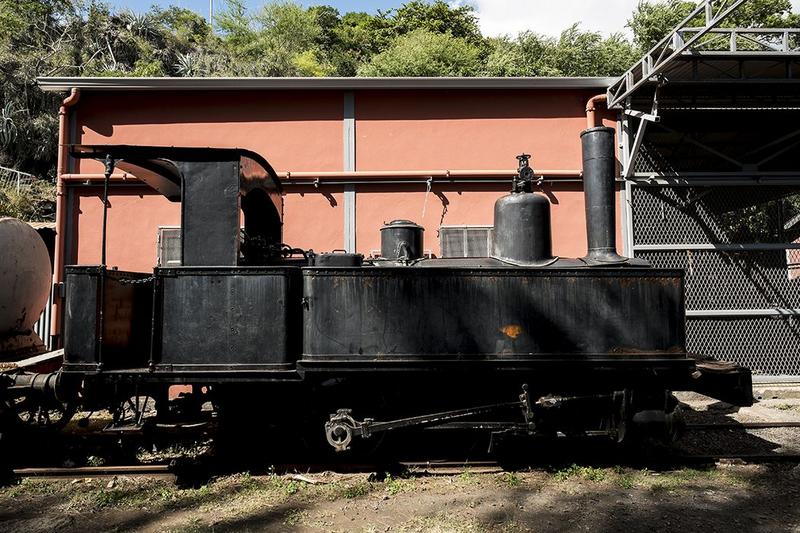 locomotive à vapeur : locomotive-tender Schneider, à voie métrique, 030 T 8, vue générale