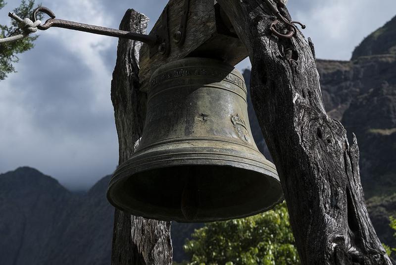 cloche avec son mouton et ses ferrures, vue générale